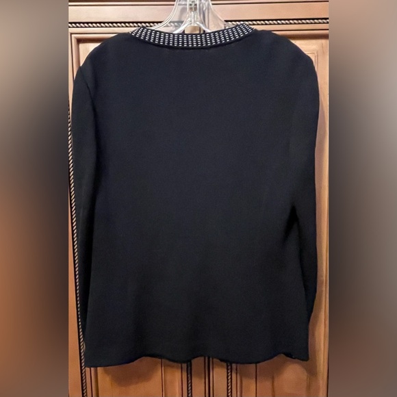 Beautiful St. John knit detailed button up Cardigan. Size 6/8 - Picture 3 of 8